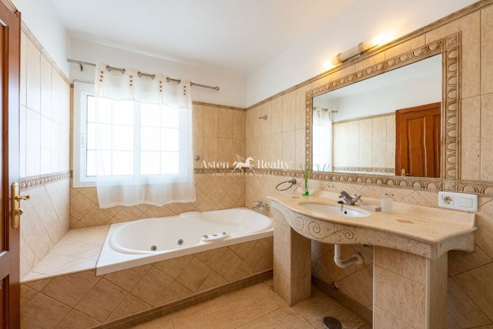 Image No.29-8 Bed Villa for sale