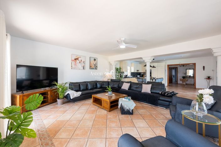 Image No.4-8 Bed Villa for sale