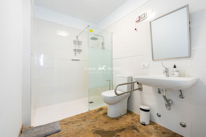 Image No.8-8 Bed Villa for sale