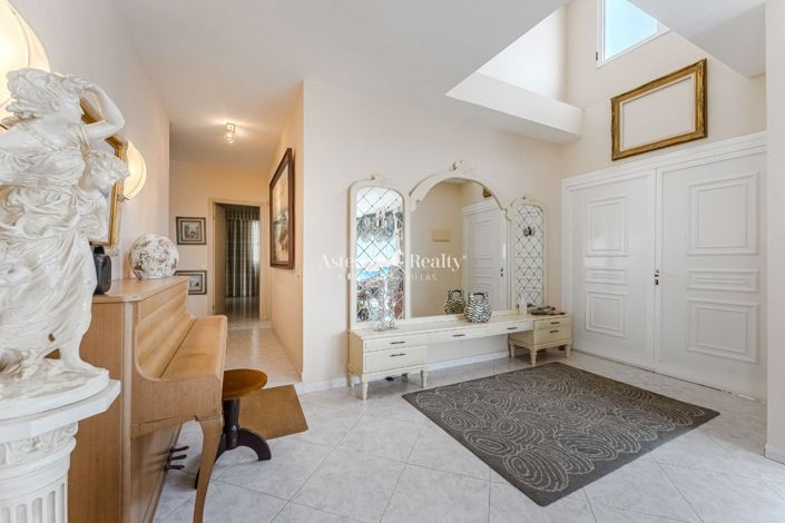 Image No.1-3 Bed Villa for sale