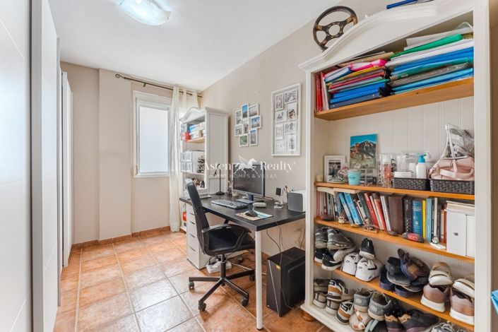 Image No.24-3 Bed Flat for sale