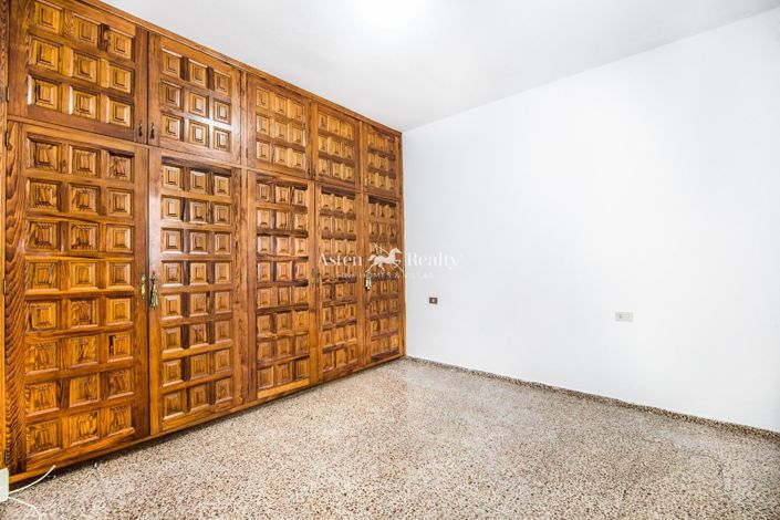 Image No.10-3 Bed House for sale