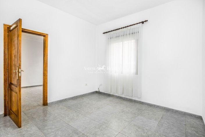 Image No.12-3 Bed House for sale