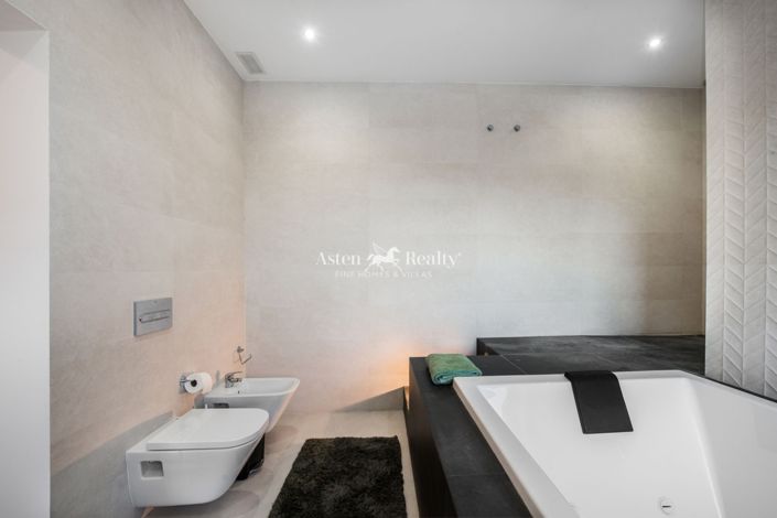 Image No.10-4 Bed Villa for sale