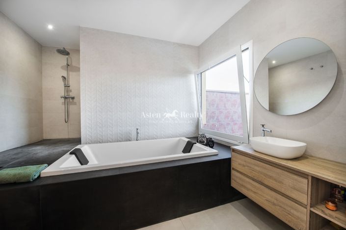 Image No.9-4 Bed Villa for sale