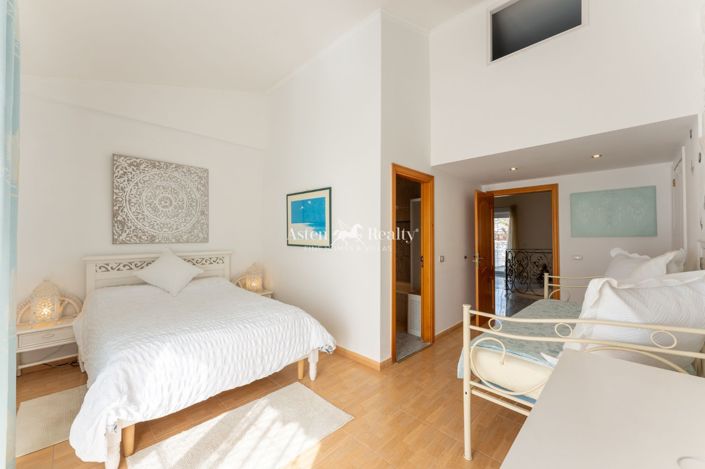 Image No.12-11 Bed Villa for sale