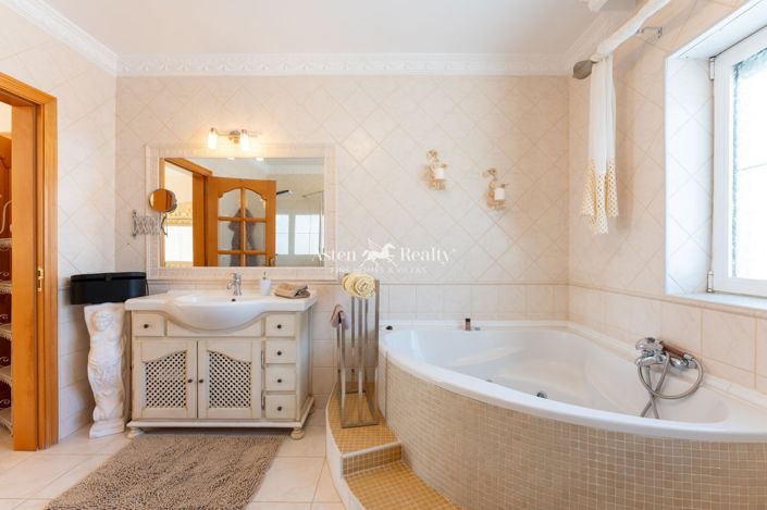 Image No.15-11 Bed Villa for sale