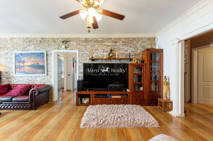 Image No.18-11 Bed Villa for sale