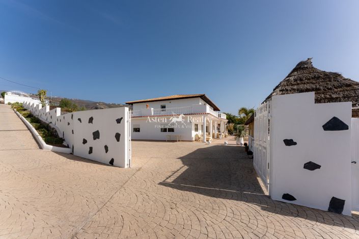 Image No.40-11 Bed Villa for sale