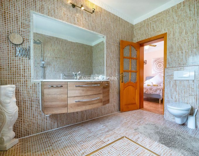 Image No.47-11 Bed Villa for sale