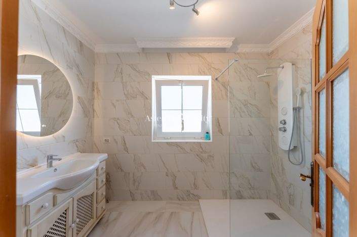 Image No.7-11 Bed Villa for sale