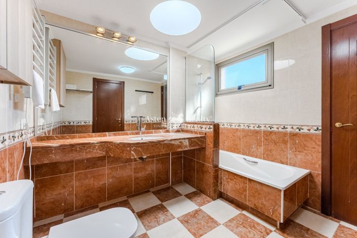 Image No.15-3 Bed House for sale