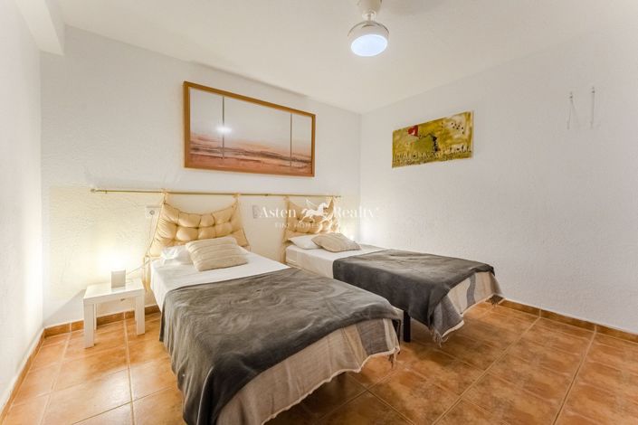 Image No.12-4 Bed House for sale