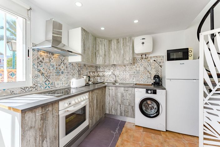 Image No.8-4 Bed House for sale