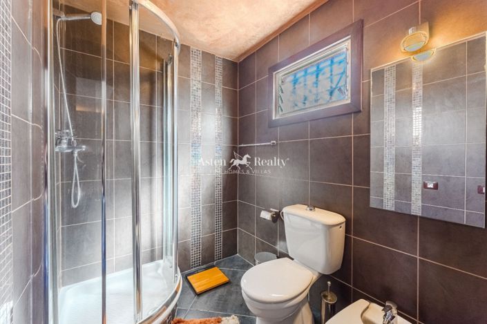 Image No.12-2 Bed House for sale