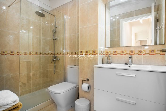 Image No.19-3 Bed Flat for sale