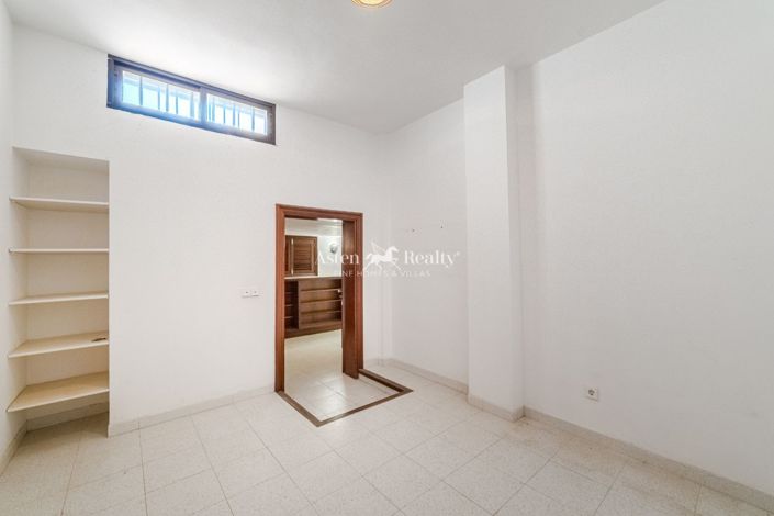 Image No.13-8 Bed Villa for sale