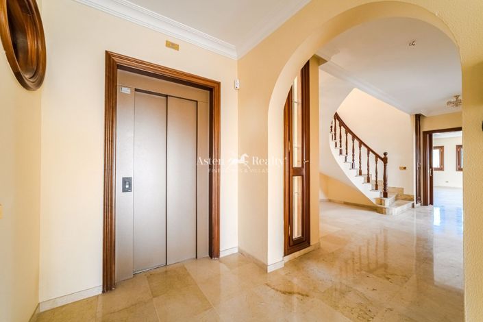 Image No.40-8 Bed Villa for sale