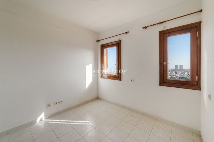 Image No.48-8 Bed Villa for sale
