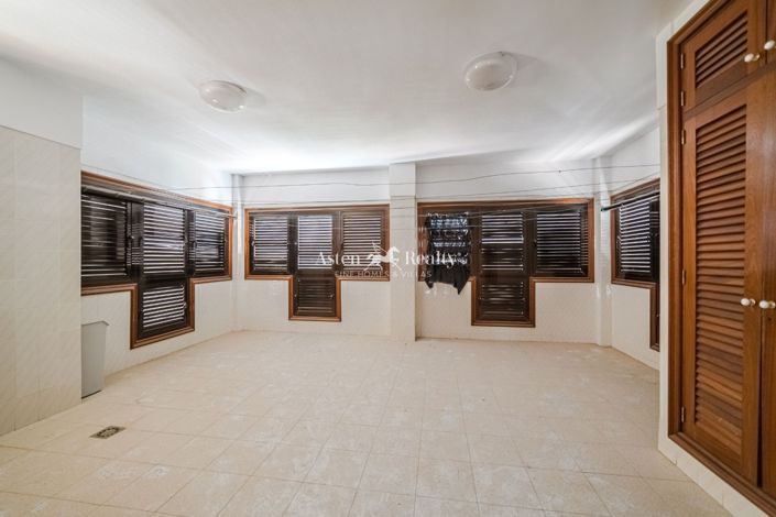 Image No.50-8 Bed Villa for sale