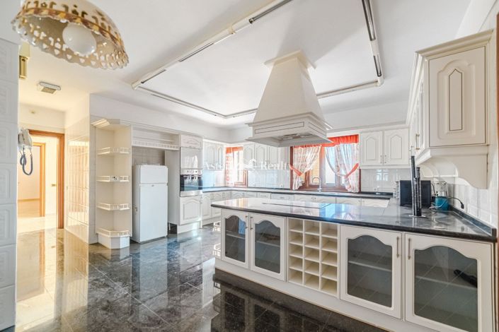 Image No.51-8 Bed Villa for sale