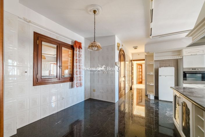 Image No.52-8 Bed Villa for sale