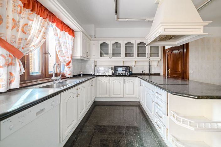 Image No.54-8 Bed Villa for sale