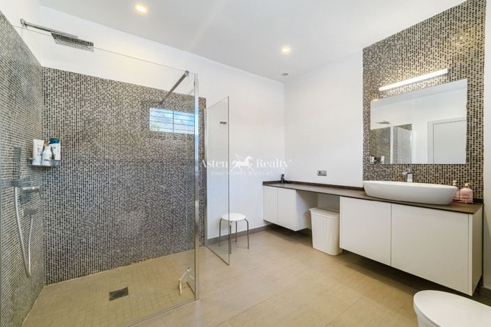 Image No.37-5 Bed Villa for sale