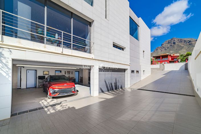 Image No.57-5 Bed Villa for sale