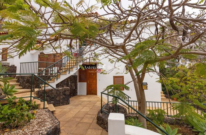 Image No.17-27 Bed Property for sale