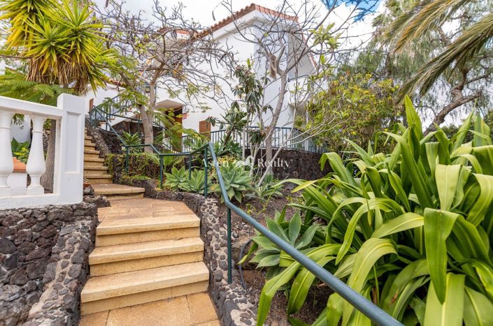 Image No.18-27 Bed Property for sale