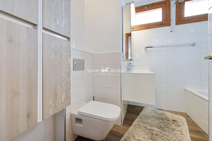 Image No.43-27 Bed Property for sale