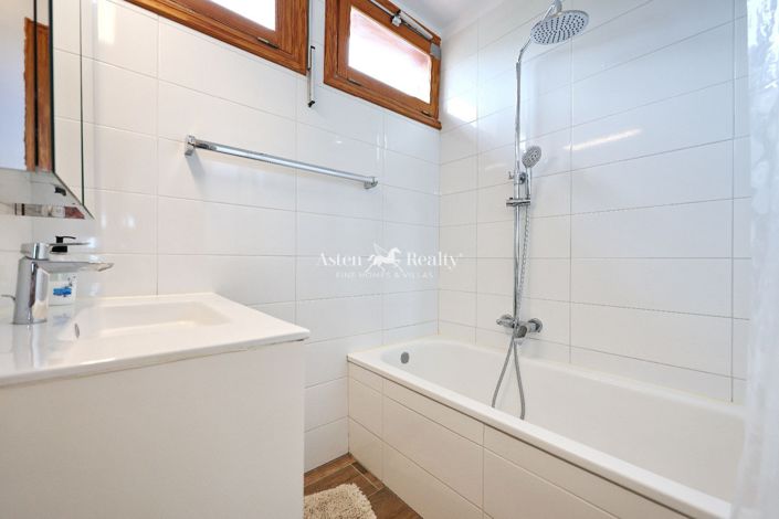 Image No.44-27 Bed Property for sale