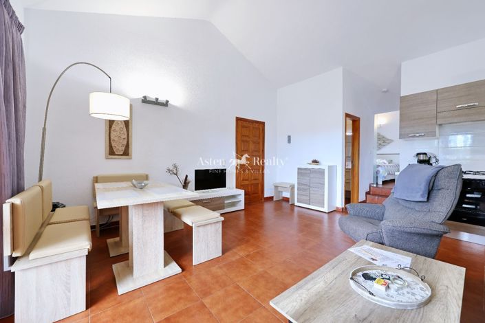 Image No.54-27 Bed Property for sale