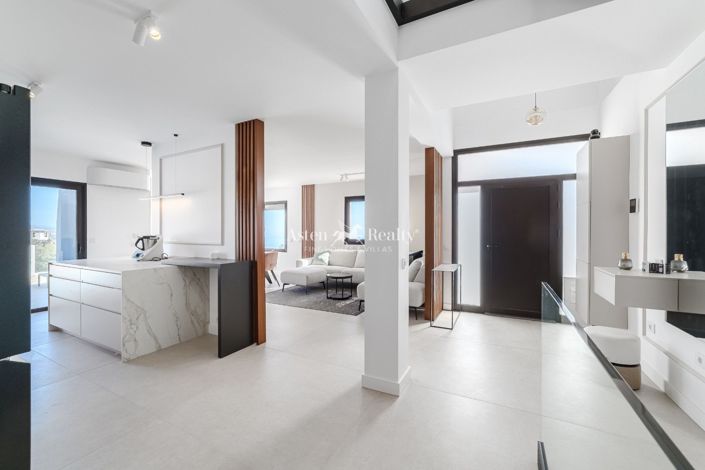 Image No.1-4 Bed Villa for sale