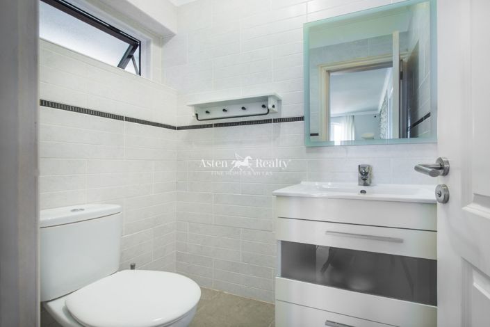 Image No.9-2 Bed House for sale