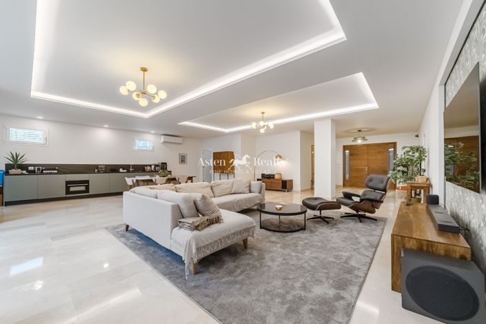 Image No.28-5 Bed Villa for sale