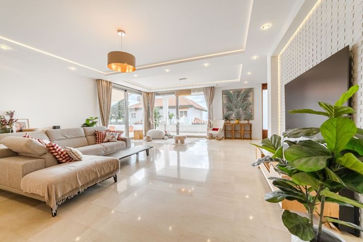 Image No.3-5 Bed Villa for sale