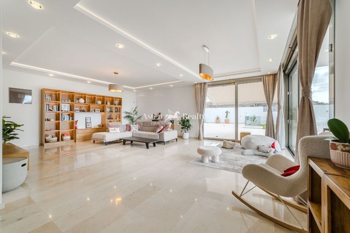 Image No.5-5 Bed Villa for sale