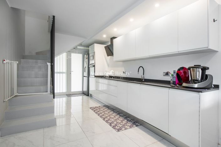 Image No.5-2 Bed House for sale