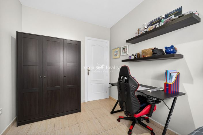 Image No.15-3 Bed House for sale