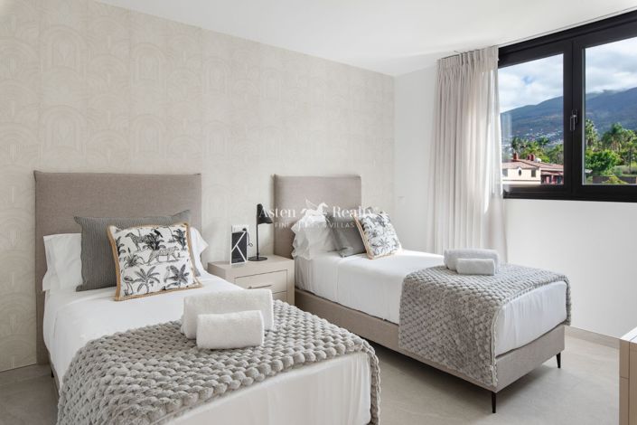 Image No.19-3 Bed House for sale