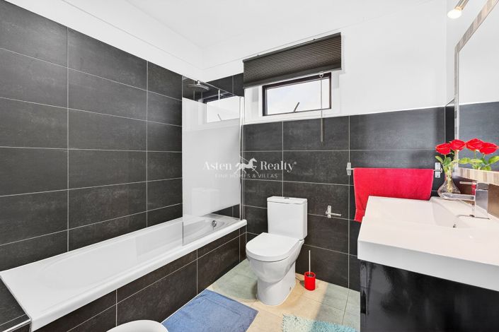 Image No.18-4 Bed Villa for sale