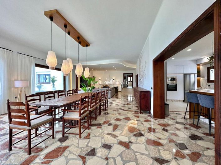 Image No.10-8 Bed Villa for sale