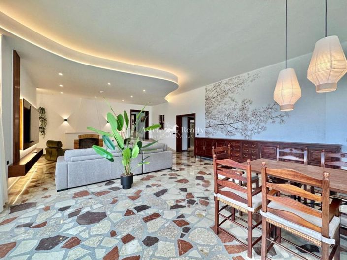 Image No.11-8 Bed Villa for sale