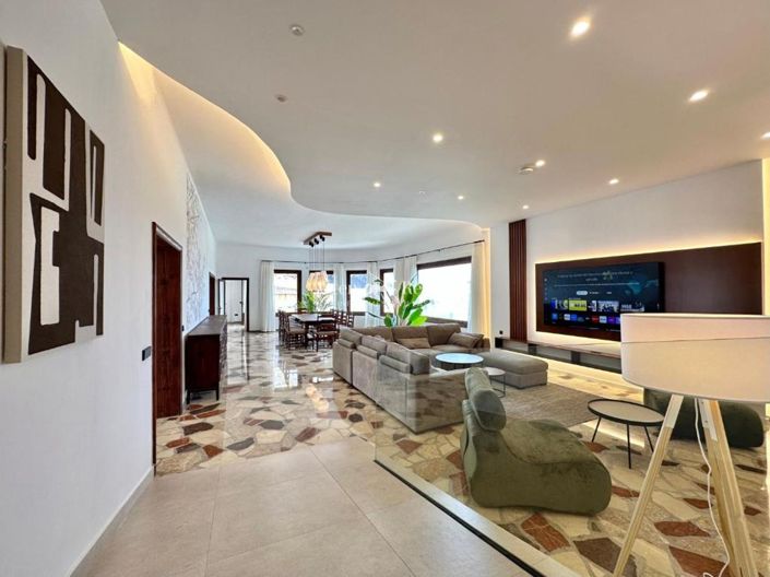 Image No.12-8 Bed Villa for sale