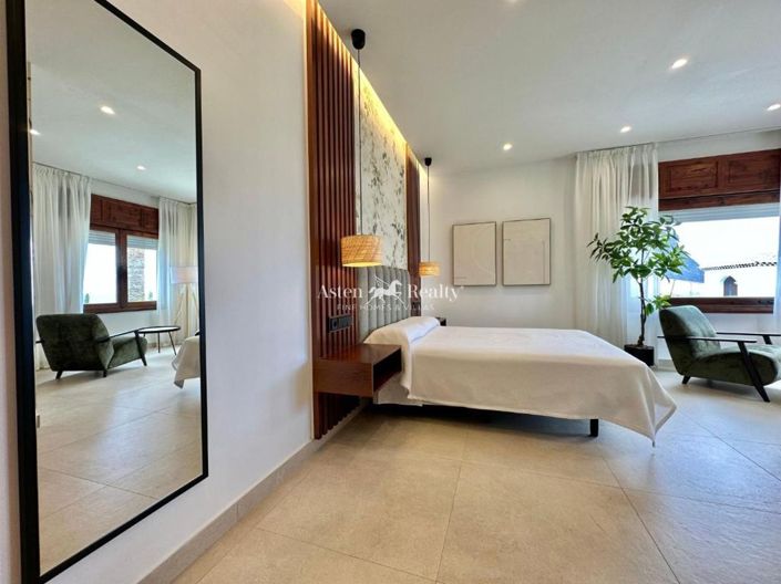 Image No.15-8 Bed Villa for sale