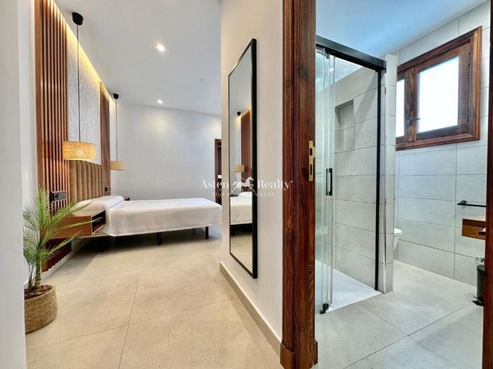 Image No.18-8 Bed Villa for sale