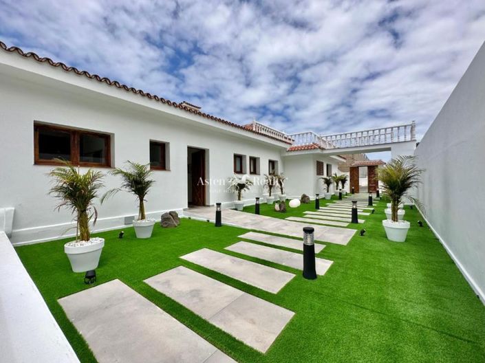 Image No.3-8 Bed Villa for sale