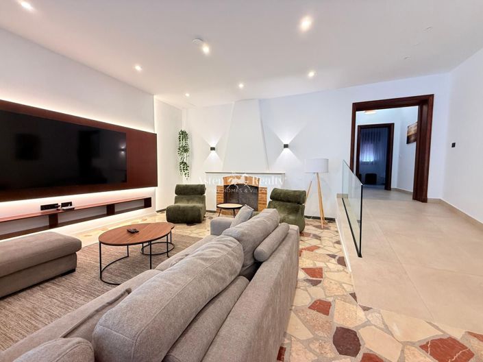 Image No.5-8 Bed Villa for sale